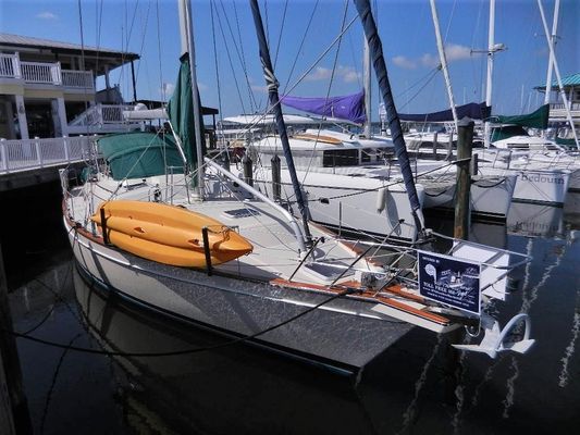 Island Packet 485 - main image
