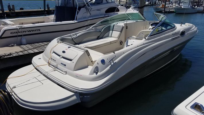 Sea Ray 240 Sundeck - main image