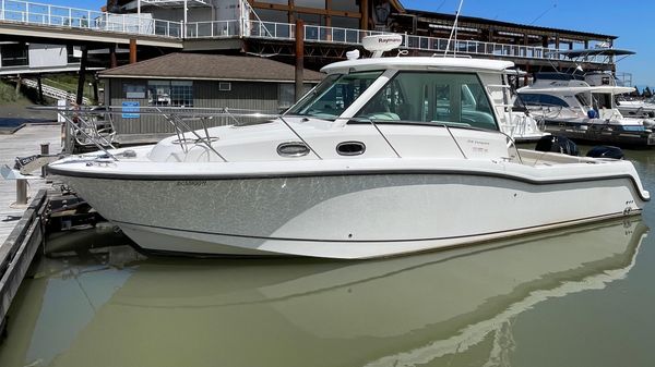 Boston Whaler 315 Conquest Pilothouse 