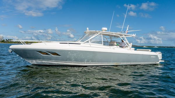 Intrepid 400 Cuddy