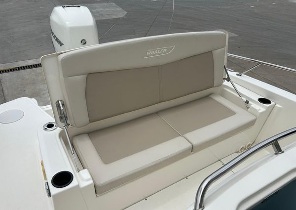 Boston Whaler 270 Dauntless image