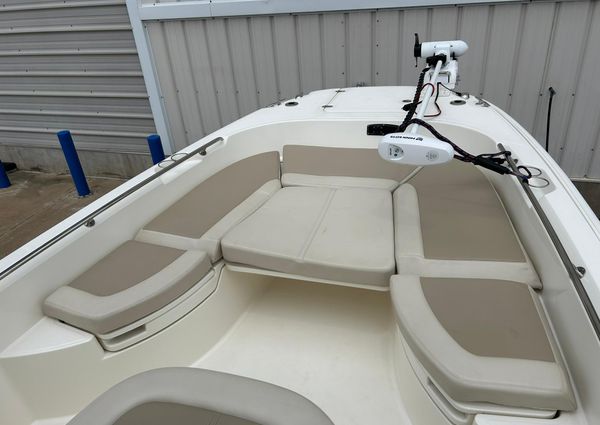 Boston Whaler 270 Dauntless image