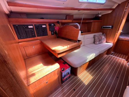 Hunter 38 image