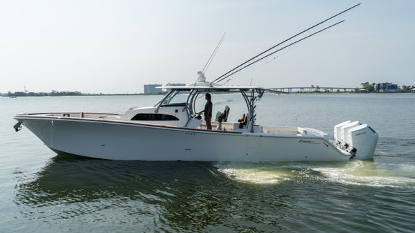 Front Runner 47 Center Console image