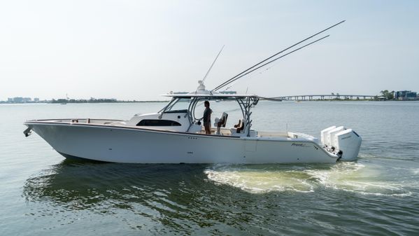 Front Runner 47 Center Console image