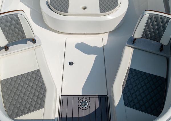 Front Runner 47 Center Console image