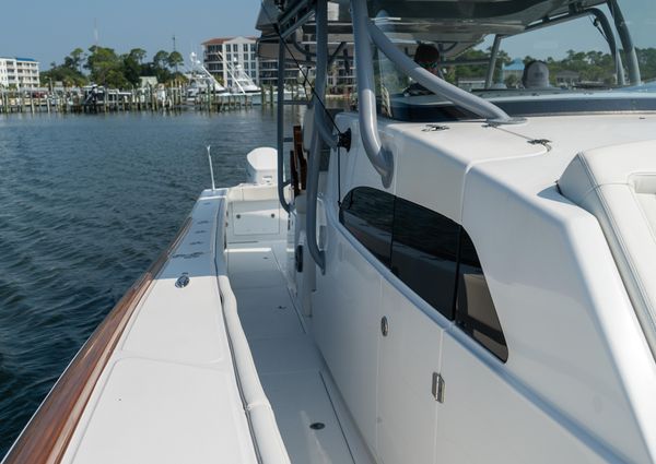 Front Runner 47 Center Console image