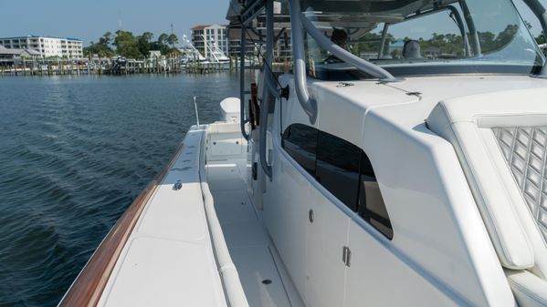 Front Runner 47 Center Console image