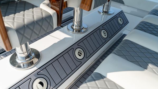 Front Runner 47 Center Console image