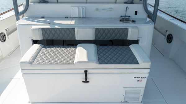 Front Runner 47 Center Console image