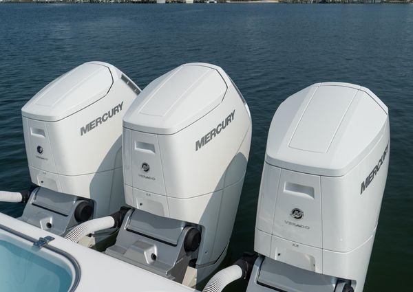 Front Runner 47 Center Console image