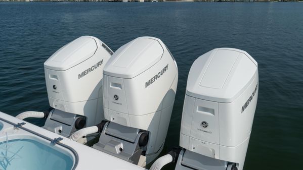 Front Runner 47 Center Console image