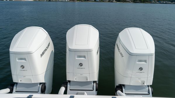 Front Runner 47 Center Console image