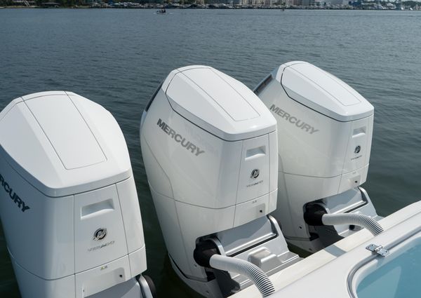 Front Runner 47 Center Console image