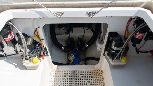 Front Runner 47 Center Console image