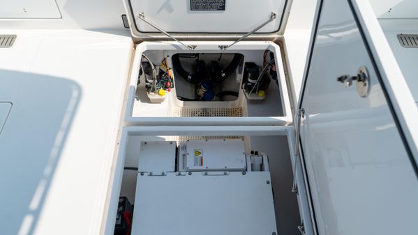 Front Runner 47 Center Console image