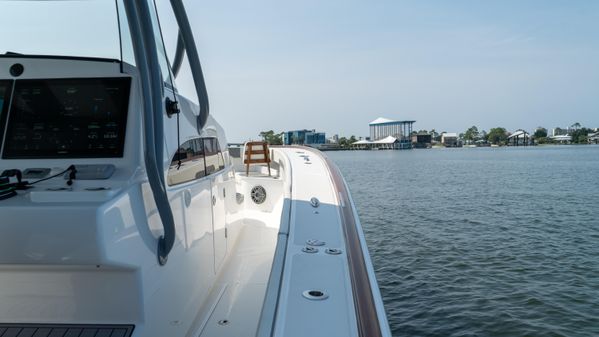 Front Runner 47 Center Console image