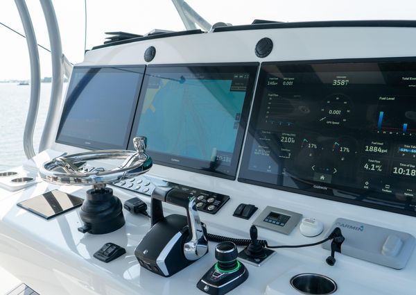 Front Runner 47 Center Console image