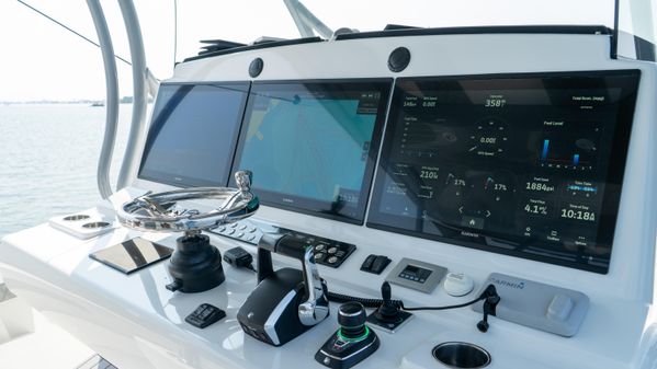 Front Runner 47 Center Console image