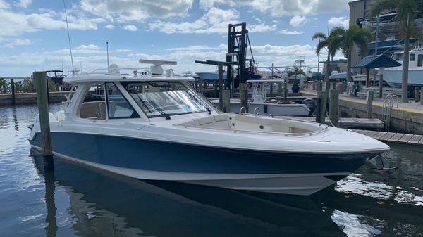 Boston Whaler 380 Realm