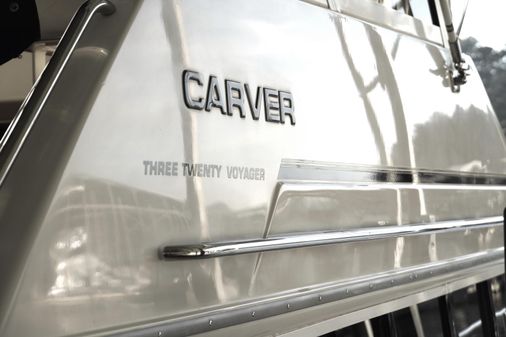 Carver 320 Voyager image