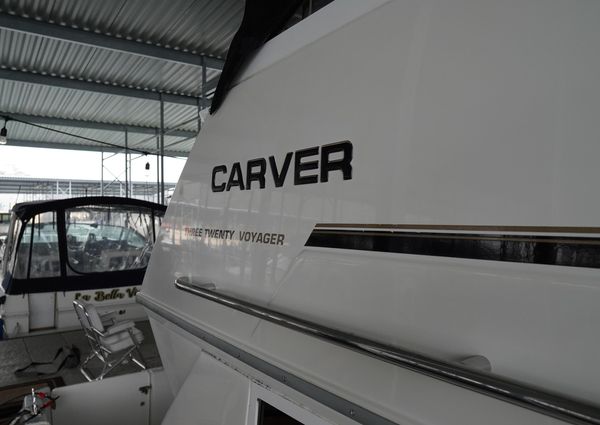 Carver 320 Voyager image