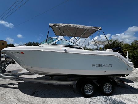 Robalo R227 Dual Console image