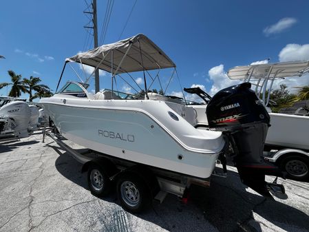 Robalo R227 Dual Console image