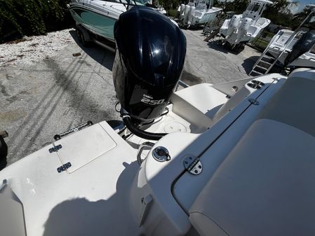 Robalo R227 Dual Console image