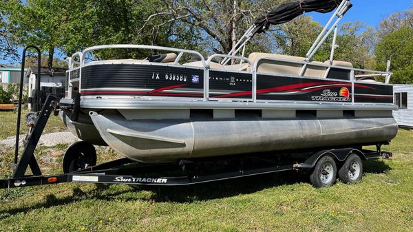 Sun Tracker fishing barge 22DLX 