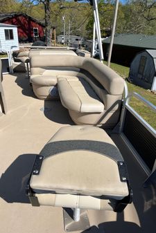 Sun Tracker fishing barge 22DLX image
