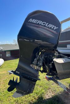 Sun Tracker fishing barge 22DLX image