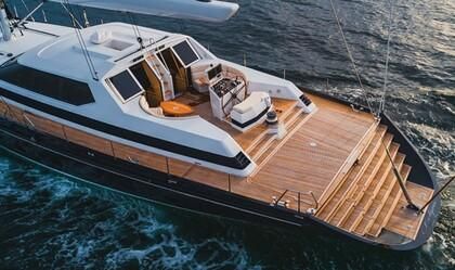 Alloy Yachts Dubois Design image