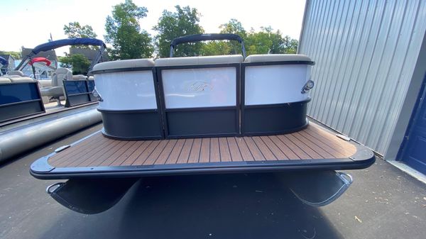 Bentley Pontoons 250 Elite Rear Lounger