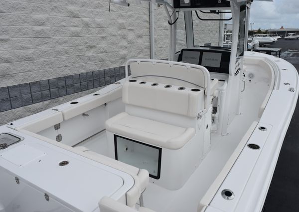 Sea Hunt Gamefish 27 with Coffin Box image