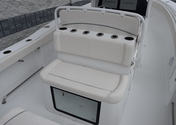 Sea Hunt Gamefish 27 with Coffin Box image