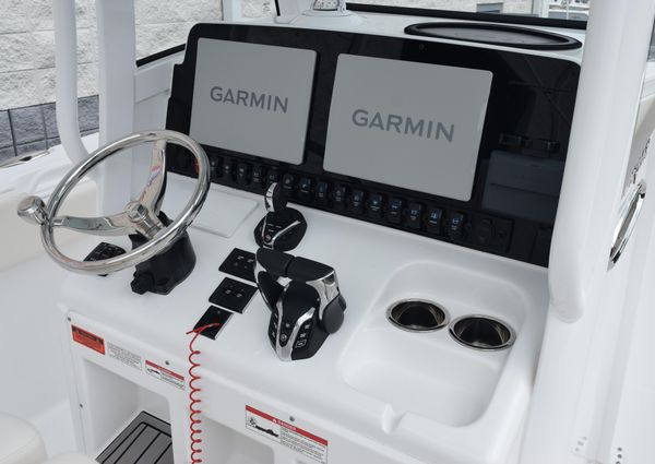 Sea Hunt Gamefish 27 with Coffin Box image