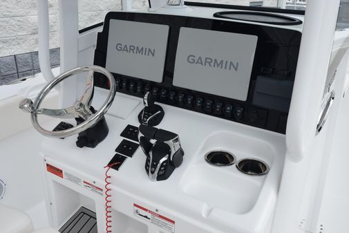 Sea Hunt Gamefish 27 with Coffin Box image