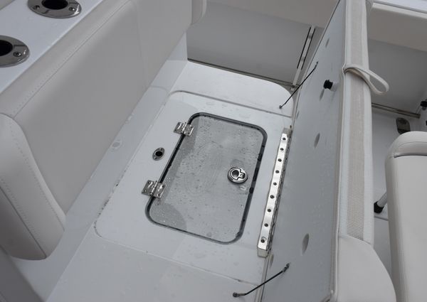 Sea Hunt Gamefish 27 with Coffin Box image