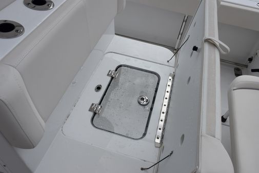 Sea Hunt Gamefish 27 with Coffin Box image