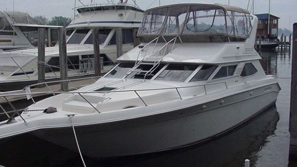 Sea Ray 440 Express Bridge 