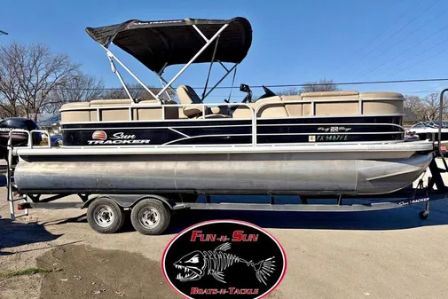 Sun Tracker Party Barge 22 DLX 