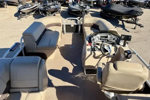 Sun Tracker Party Barge 22 DLX image