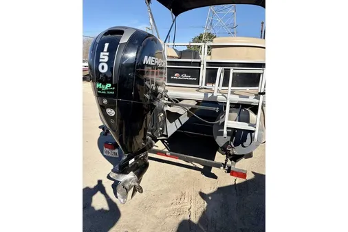 Sun Tracker Party Barge 22 DLX image