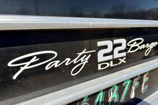 Sun Tracker Party Barge 22 DLX image