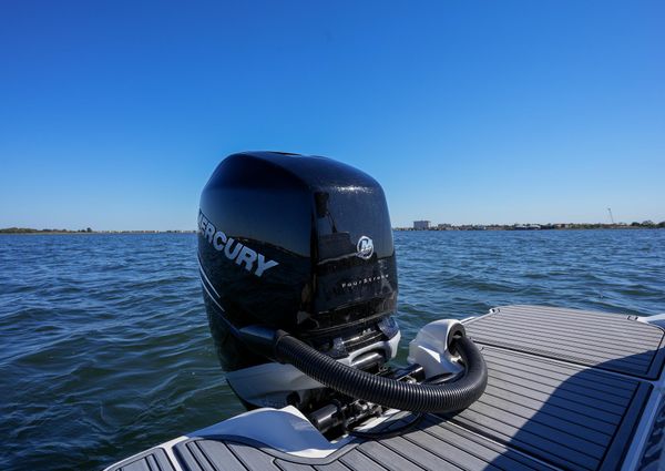 Sea Ray SDX 270 Outboard image