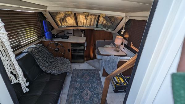 Carver 33 Aft Cabin image