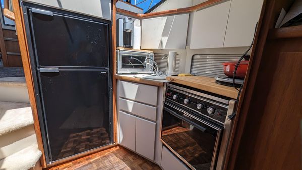 Carver 33 Aft Cabin image