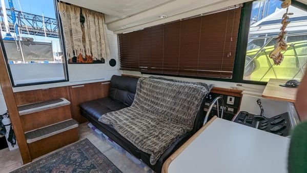 Carver 33 Aft Cabin image