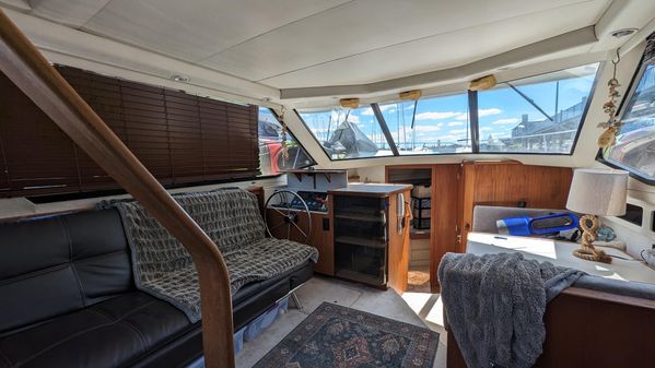 Carver 33 Aft Cabin image